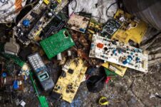 چگونه فناوری یکبار مصرف بحران زباله های الکترونیکی را تغذیه می کند