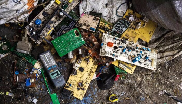 چگونه فناوری یکبار مصرف بحران زباله های الکترونیکی را تغذیه می کند